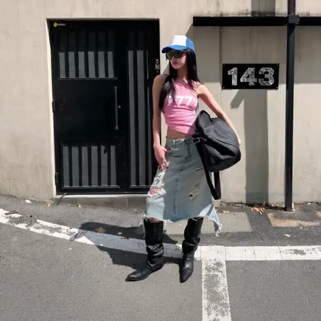 Melting visual effects preview: A figure and their clothing stretch into a glossy liquid pool.